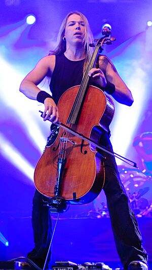 Eicca Toppinen - Ilosaarirock 2009 (cropped).jpg