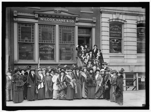 NEW JERSEY WOMAN SUFFRAGE GROUP. LEAVING HEADQUARTERS FOR WHITE HOUSE LCCN2016865053