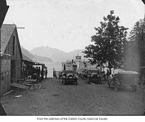 Storm King, a ferry, unloading passengers at the pier in Fairholm, 1918