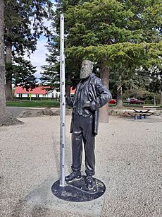 Thomas Hanmer Statue