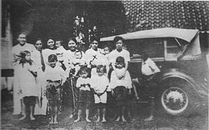 Umar Wirahadikusmah with his family, Umar Wirahadikusumah dari Peristiwa ke Peristiwa (1983), p3