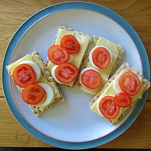 -2020-09-09 Crispbread with cheese, tomatoe and egg, Trimingham