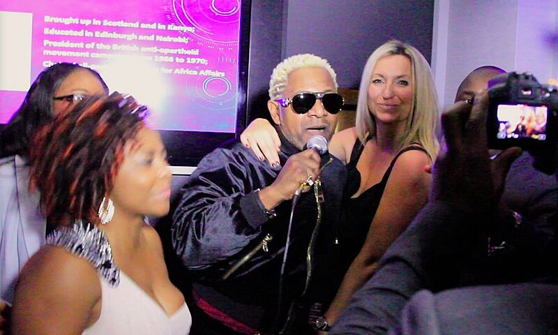 Awilo Longomba avec des fans