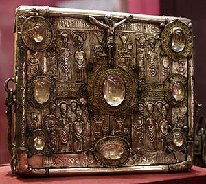Cassetta di libro sacro di san cairneach, lati dell'xi secolo e fronte del 1534, in argento dorato e filigranato con cristallo di rocca su anima di legno, da clonmany co. donegal