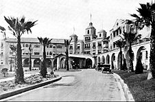 Entrance of the Beverly Hills Hotel 1913