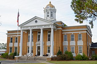 Evans County Courthouse in Claxton, GA, US.jpg