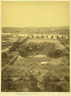 StateLibQld 1 236788 Portrait view of Brisbane's Botanic Gardens from Parliament House to the Brisbane River, ca. 1889