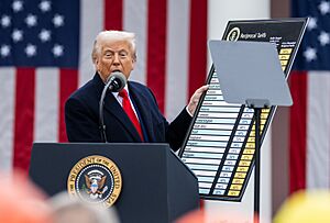 Trump showing a chart with reciprocal tariffs (cropped 4)