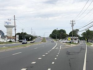 2022-07-15 09 29 58 View north along Delaware State Route 1 (Coastal Highway) at the exit for Delaware State Route 1B (State Road) in Rehoboth Beach, Sussex County, Delaware