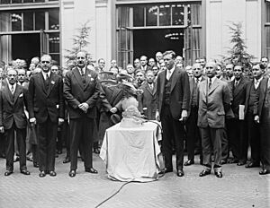 Col. Lindbergh receives Harmon trophy, LCCN2016889126 (cropped)
