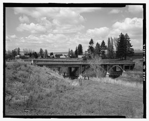Contextual view looking north- Town of Waverly (background) - Latah Creek Bridge No. 4102, Prairie View Road, Waverly, Spokane County, WA HAER WA-163-2
