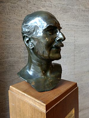 Earl of Athlone bust, Senate House, London 02