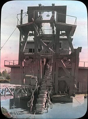 Gold dredge (3707839007)