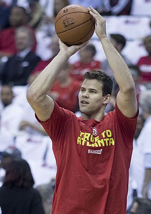 Kris Humphries (33696753930).jpg