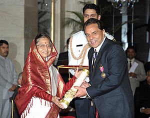 The President, Smt. Pratibha Devisingh Patil presenting the Padma Bhushan Award to Shri Dharmendra Deol, at an Investiture Ceremony-II, at Rashtrapati Bhavan, in New Delhi on April 04, 2012