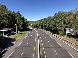 2021-09-24 10 15 40 View north along New Jersey State Route 23 from the overpass for Maple Lake Road in Butler, Morris County, New Jersey