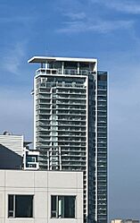 825 South Hill (Los Angeles) from Aven (July 2022).JPG
