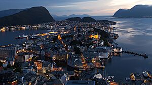 Alesund, nachts vom Berg Aksla