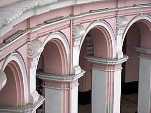 El claustro redondo en el Colegio de Santo Tomás, Lima