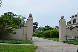 Gateway to a Lakeshore Boulevard estate