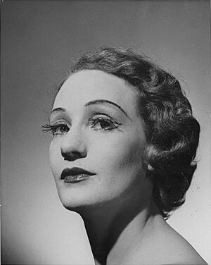 Helmut Newton, Portrait of Laurel Martyn, 1952.jpg