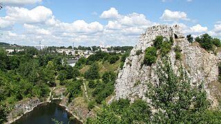 Kadzielnia - Skałka Geologów i Jezioro Szmaragdowe - panoramio