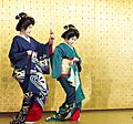Niigata geisha dancing