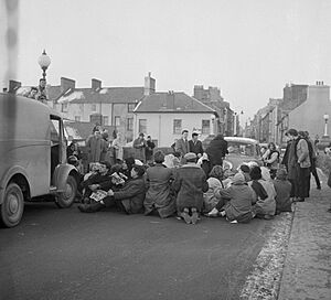 Protest gyntaf Cymdeithas yr Iaith Gymraeg ar Bont Trefechan, Aberystwyth (24825457959)
