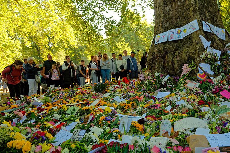 Queen Elizabeth II (52364826956)