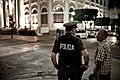 Un policia hablando con un señor en Mayagüez, Puerto Rico