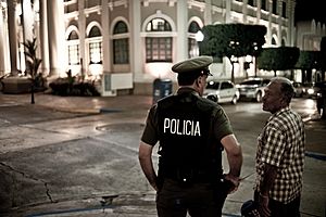 Un policia hablando con un señor en Mayagüez, Puerto Rico
