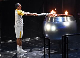 Vanderlei Cordeiro de Lima lights cauldron (28771915476)