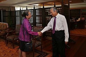 Ambassador Kamala Lakhdhir meet Tun Mahathir (41348862585)