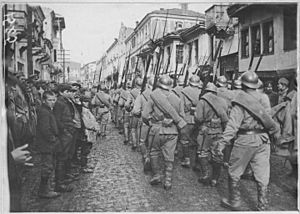 Arrivée des 1ères troupes françaises et russes à Monastir (19-22 novembre 1916) - Monastir (anciennement) ; Bitola (actuellement) - Médiathèque de l'architecture et du patrimoine - APOR077002