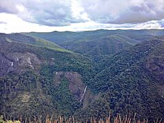 Cachoeirão entre morros na Serra dos Cocais, Coronel Fabriciano MG