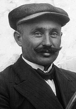 Ferenc Szisz at the 1914 French Grand Prix (cropped).jpg