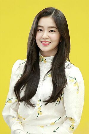 Irene at a fansigning event on April 13, 2019 (1)
