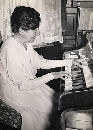 Landowska plays harpsichord