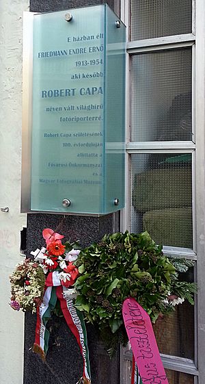 Robert Capa emléktáblája Budapest Városház utca 10