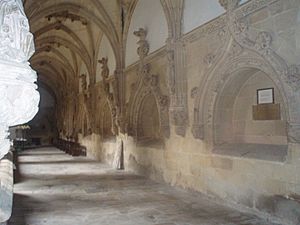 Sepulcros situados en una de las galerías del claustro del Monasterio de Oña