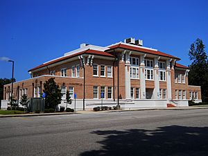 Stone County Courthouse (Mississippi) 2013.jpg