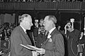 Erasmusprijs 1966, uitreiking in Ridderzaal te Den Haag prins reikt prijs uit aa, Bestanddeelnr 919-2923