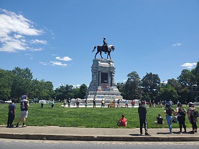 George Floyd protest Robert E Lee statue 2020-05-31.jpg