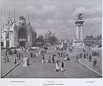 L'Esplanade des Invalides, Palais des manufactures nationales, Palais de l'Italie, Pont Alexandre III