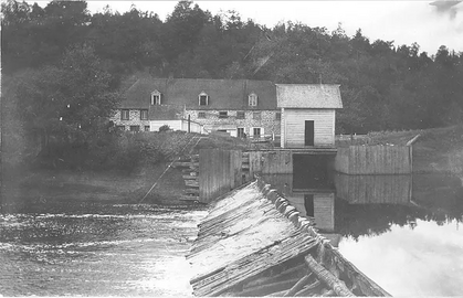Le Moulin du Portage en opération avec le barrage et l’empellement vers 1925