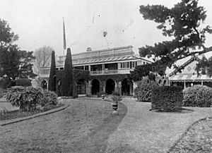 StateLibQld 1 176111 Manicured hedges and lawns at Clifford House in Toowoomba. Queensland, ca. 1908