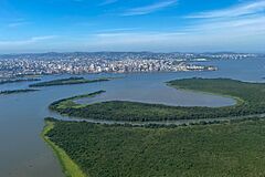 Vista do Parque Estadual do Delta do Jacuí com Porto Alegre ao fundo