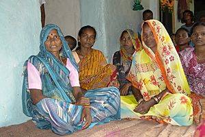 Women in adivasi village, Umaria district, India.jpg