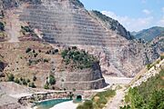 Φράγμα Συκιάς, διακρίνεται η σήραγγα εκτροπής και η εκσκαφή των πρανών για την κατασκευή του φράγματος - panoramio