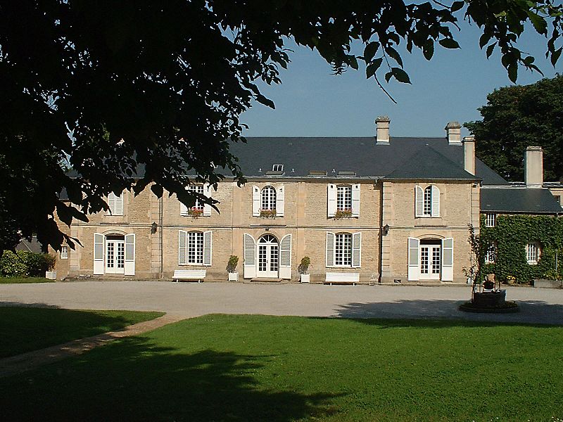Image: 1 Château de Guernon-Ranville, côté cour